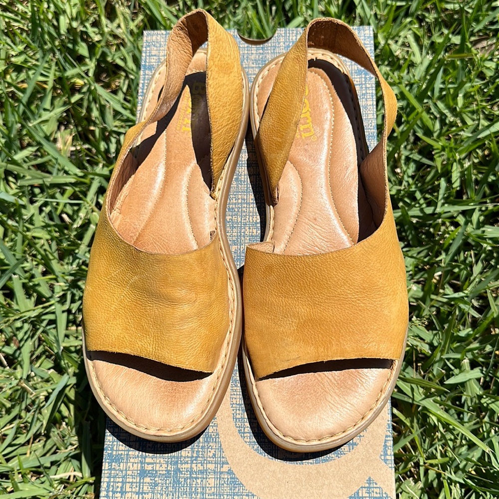 Born Inlet yellow (ocra) sandal size 6